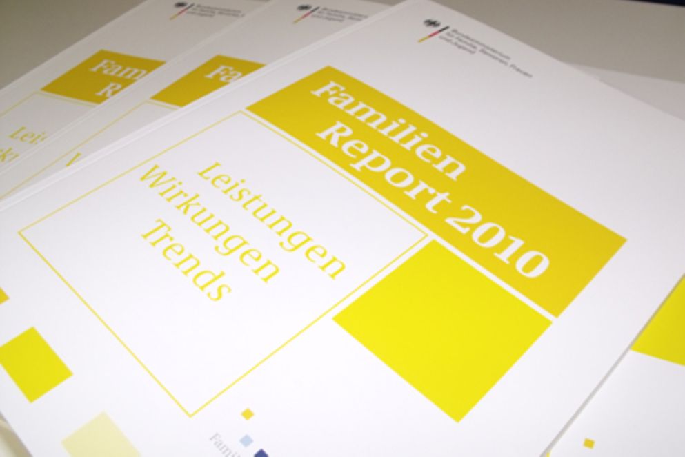 Foto: Mehrere Exemplare des Familienreports 2010 liegen auf einem Tisch aus.