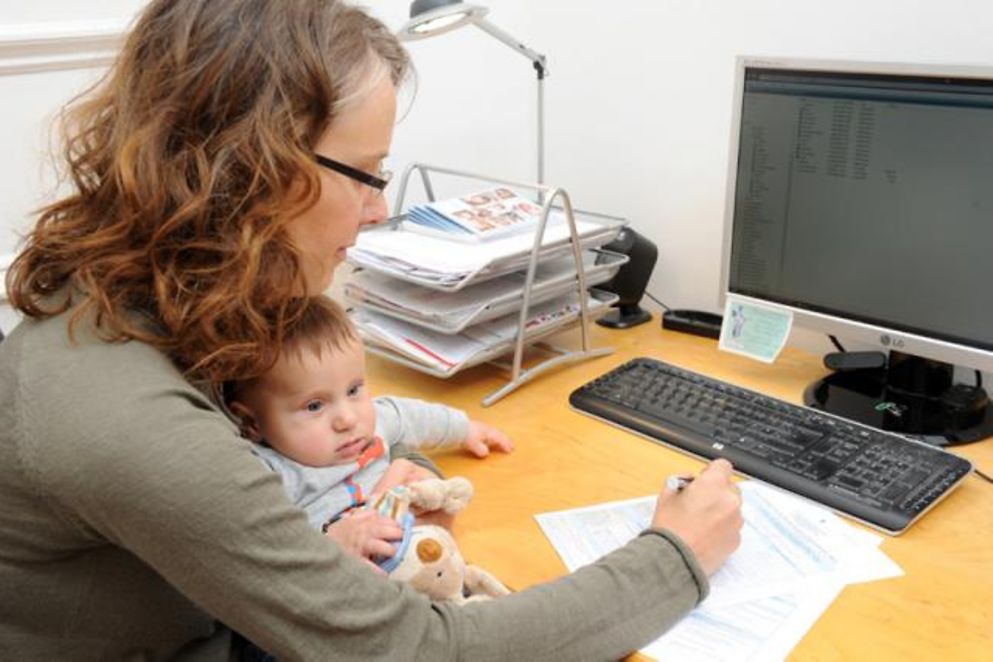 Eine Frau und ihr Kind am Computer. Bildquelle: Meike Gronau