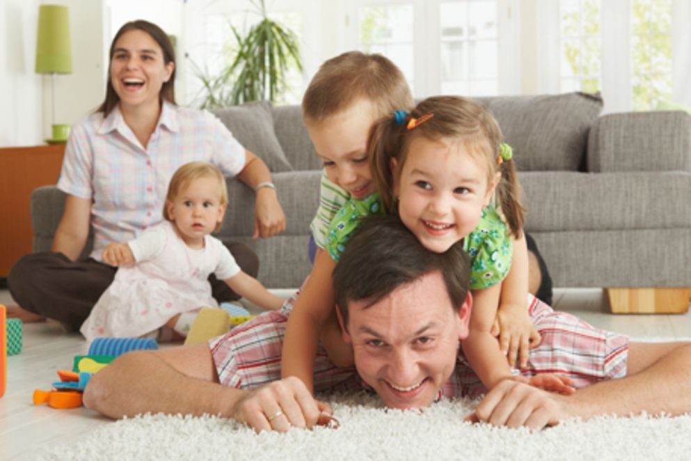Ein Vater spielt mit seinem drei Kleinkindern. Bildnachweis: Fotolia
