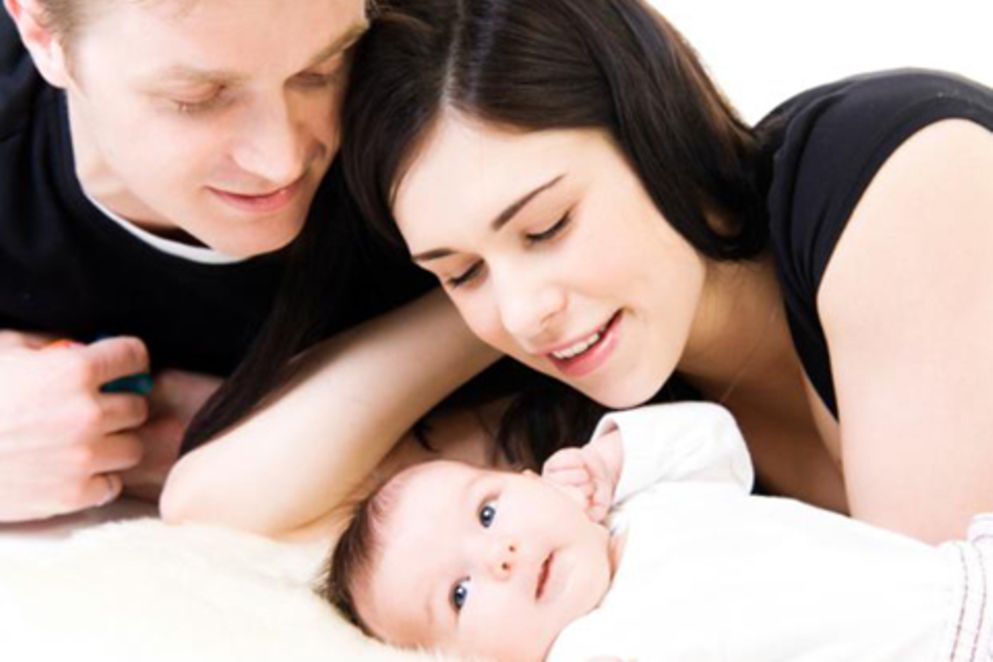 Ein junges Paar mit einem Baby