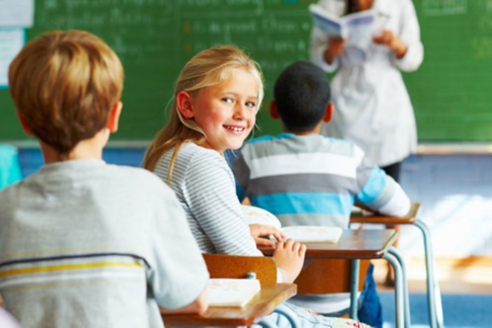 lächelndes Mädchen im Schulunterricht. Bildnachweis: iStock