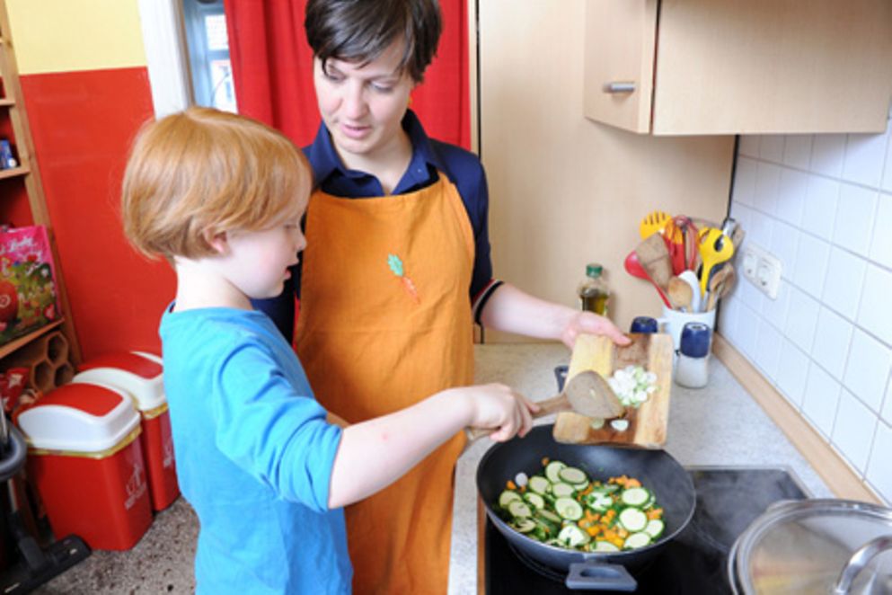 Eine Mutter kocht gemeinsam mit ihrer Tochter. Bildquelle: Meike Gronau