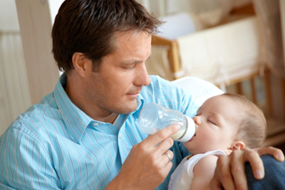 Ein Vater füttert sein neugeborenes Kind mit Hilfe einer Trinkflasche. Bildquelle: iStockphoto