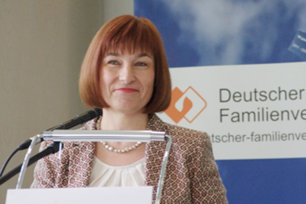 Caren Marks steht hinter dem Rednerpult und lächelt, Bildnachweis: BMFSFJ