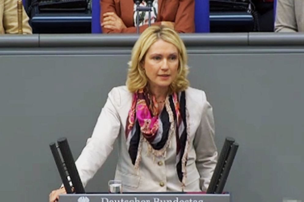 Manuela Schwesig spricht im Bundestag über die Verbesserungen von Familienleistungen