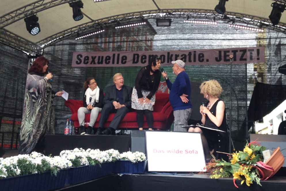 Staatssekretär Dr. Ralf Kleindiek mit weiteren Gästen auf der Hauptbühne des 23. lesbisch-schwulen Stadtfestes