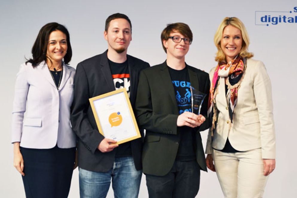 Sheryl Sandberg und Manuela Schwesig überreichen den Publikumspreis des Smart Hero Awards an "Dresden Nazifrei"