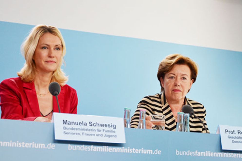 Manuela Schwesig und Renate Köcher auf der Pressekonferenz zur neuen Studie