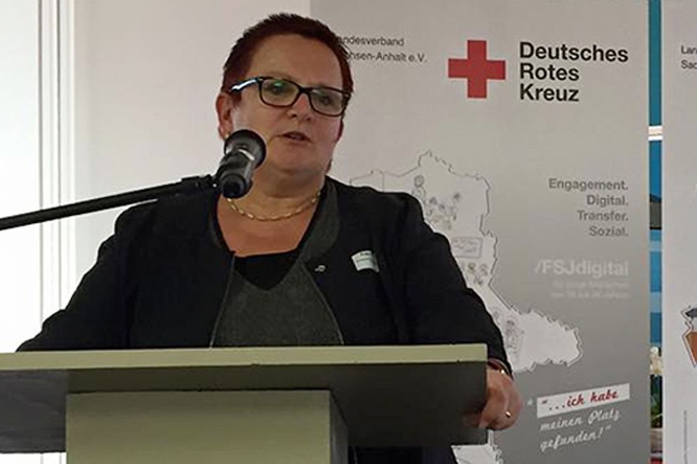 Elke Ferner beim Projektstart des "FSJdigital"