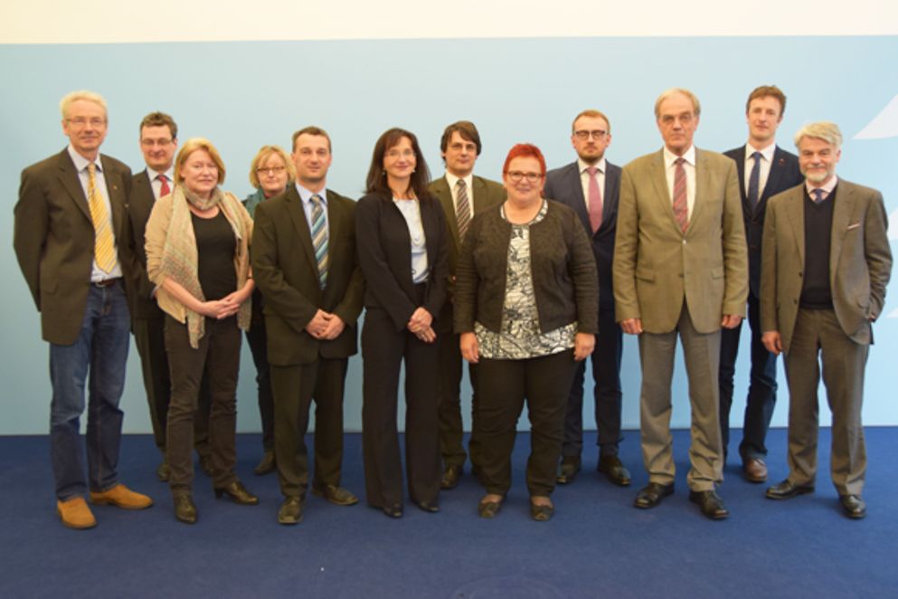 Elke Ferner mit den Teilnehmenden der Arbeitsgruppe "Selbstbestimmtes Leben im Alter" zum Start der Demografiewerkstatt Kommunen