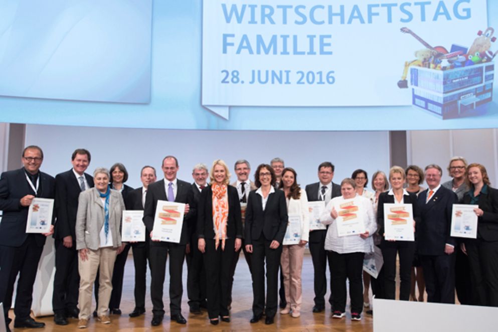 Manuela Schwesig mit Preisträgerinnen und Preisträgern des Unternehmenswettbewerbs