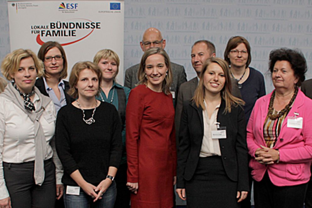 Bundesfamilienministerin Kristina Schröder mit Vertreterinnen und Vertretern der Pilotprojekte. Bildquelle: BMFSFJ