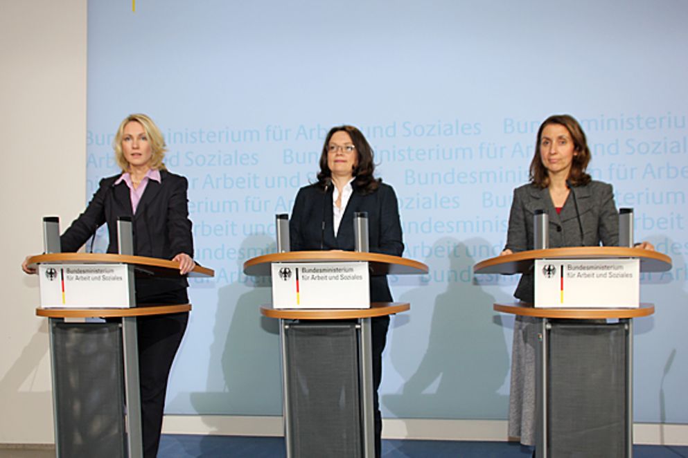 Manuela Schwesig, Andrea Nahles und Aydan Özo?uz bei der Vorstellung der Studie "Arbeitsmarkt 2030", Bildnachweis: BMFSFJ