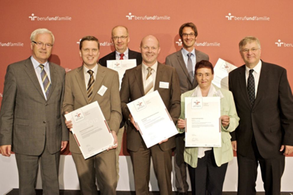 Dr. Hermann Kues mit Vertreterinnen und Vertretern von ausgezeichneten Unternehmen. Bildquelle: berufundfamilie gGmbH