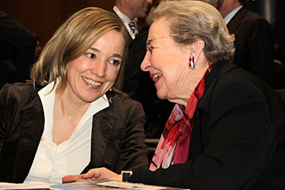 Bundesfamilienministerin Dr. Kristina Schröder im Gespräch mit Prof. Dr. Ursula Lehr. Bildquelle: BMFSFJ