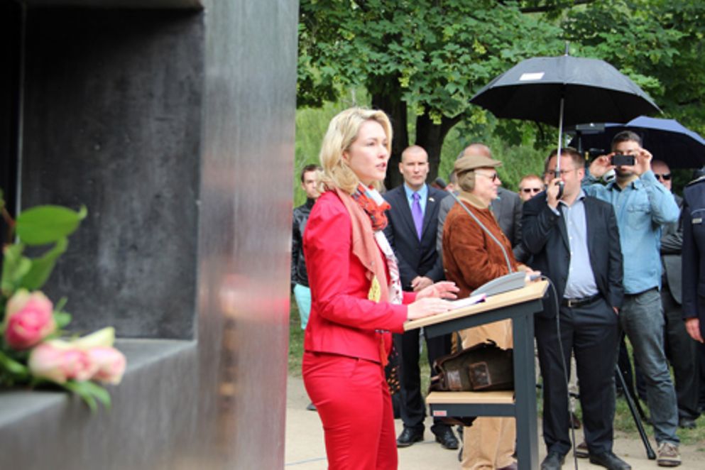 Manuela Schwesig steht vor dem Denkmala für die von den Nationalsozialisten verfolgten Homosexuellen und hält eine Rede