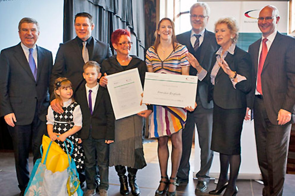 Dr. Hermann Kues mit den ausgezeichneten Familien