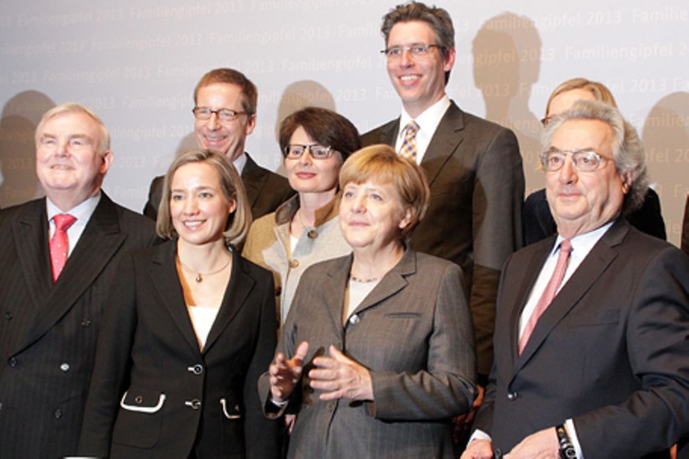 Kristina Schröder und Angela Merkel mit Vertretern aus Wirtschaft und Verbänden. Bildquelle: BMFSFJ
