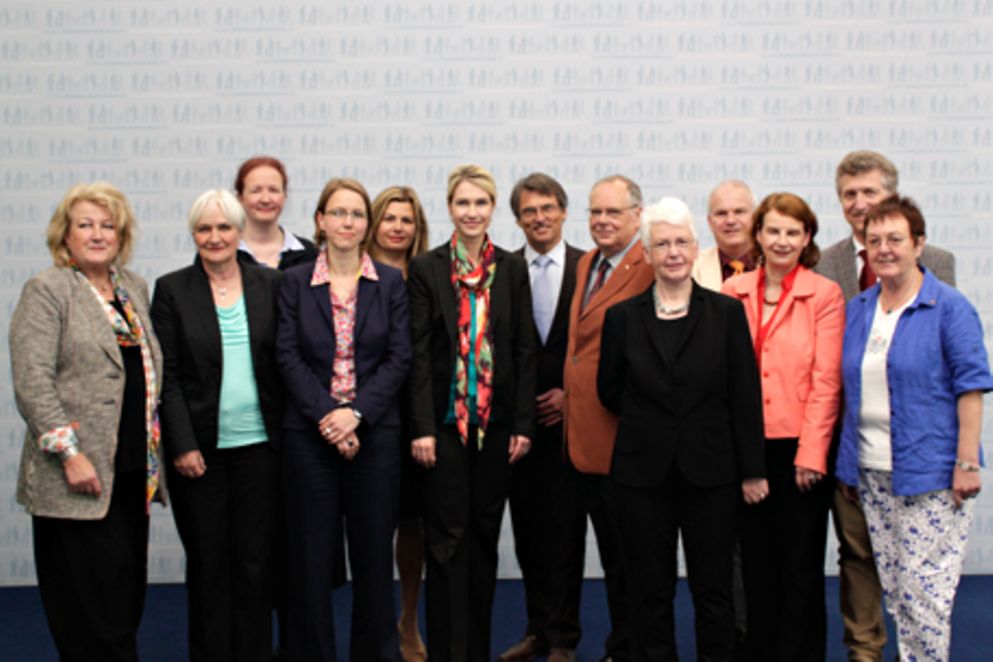 Manuela Schwesig mit den Vertreterinnen und Vertretern der 6 Familienverbände, Bildnachweis: BMFSFJ