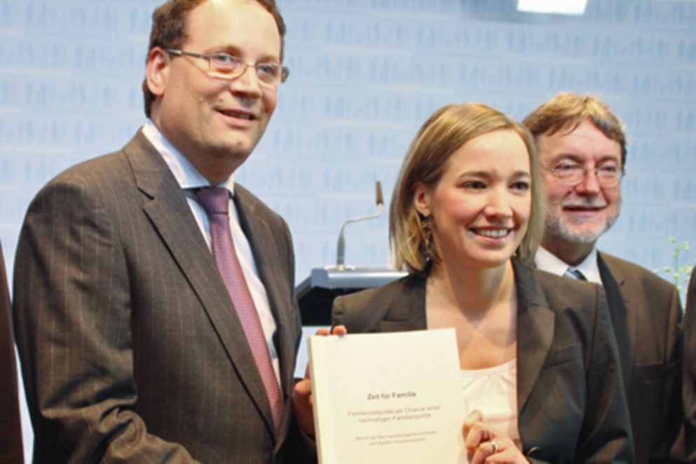 Prof. Dr. Gregor Thüsing und Dr. Kristina Schröder halten den 8. Familienbericht in der Hand. Bildquelle: BMFSFJ