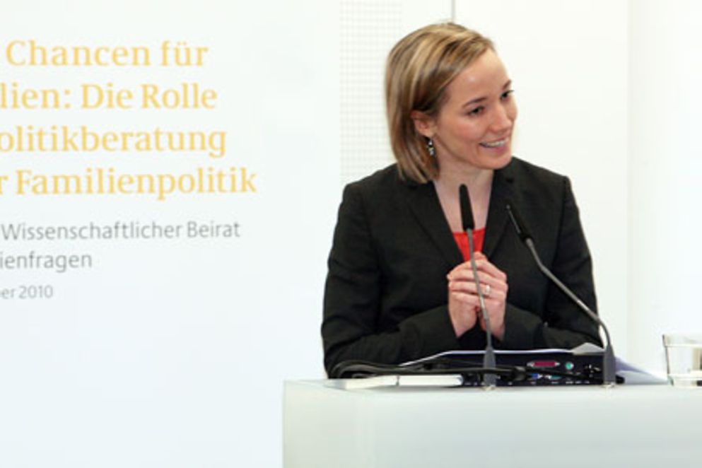 Kristina Schröder hinter einem Rednerpult. Bildquelle: BMFSFJ