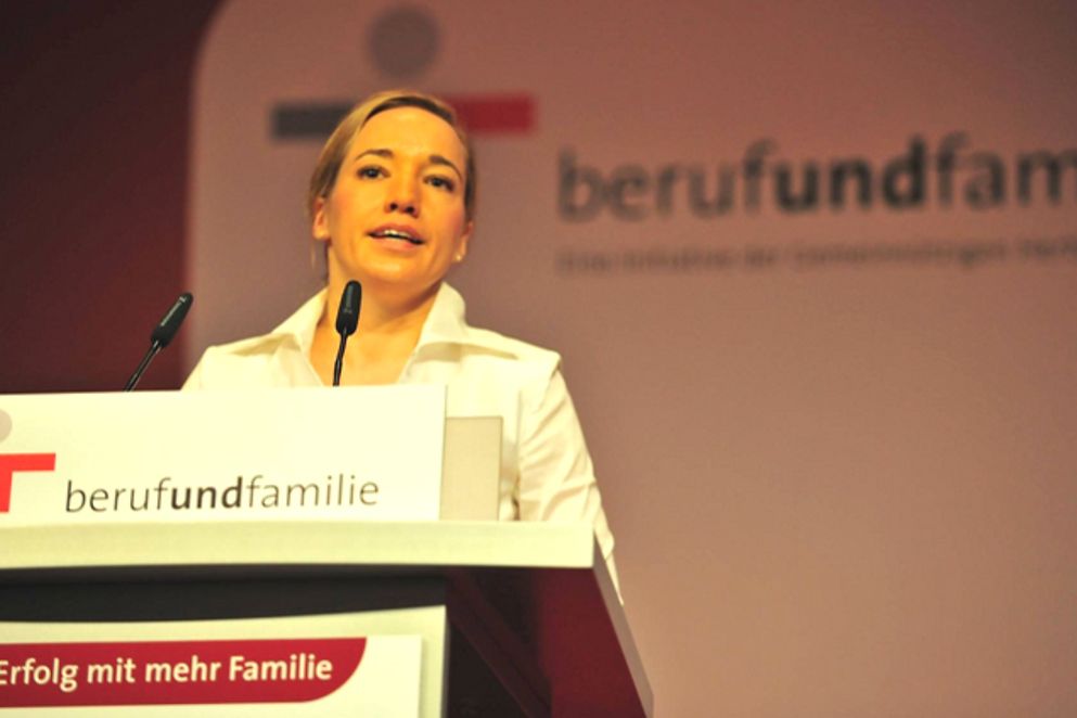Kristina Schröder hinter einem Rednerpult. Bildnachweis: berufundfamilie gGmbH