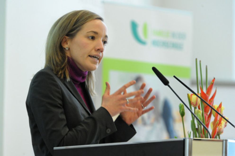 Kristina Schröder steht an einem Rednerpult und hält Eröffnungsrede; Foto: David Ausserhofer, CHE Consult GmbH