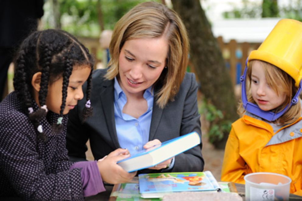 Bundesfamilienministerin Kristina Schröder schenkt Kindern des INA.KINDER.GARTEN Augustenburger Platz Kinderbücher.