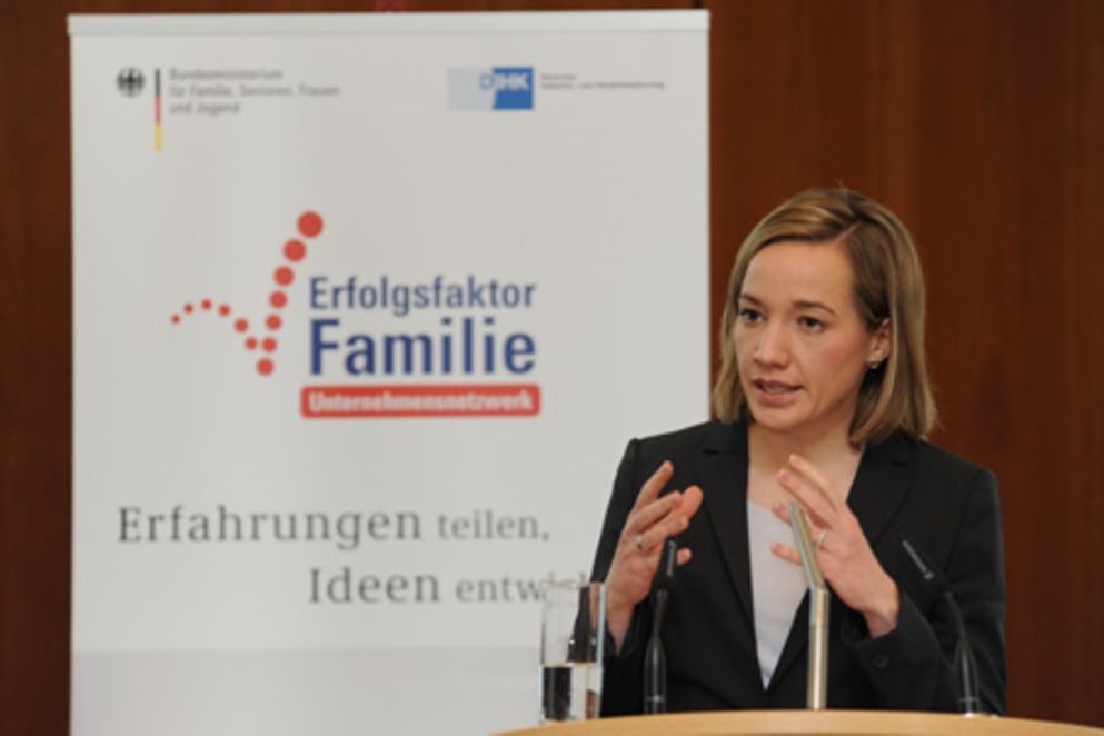 Kristina Schröder spricht hinter einem Rednerpult. Bildnachweis: "Erfolgsfaktor Familie"