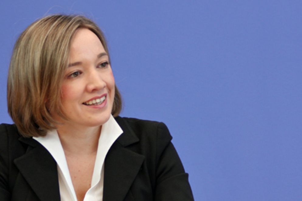 Bundesministerin Kristina Schröder in einer Gesprächssituation in ihrem Büro. Bildquelle: BMFSFJ