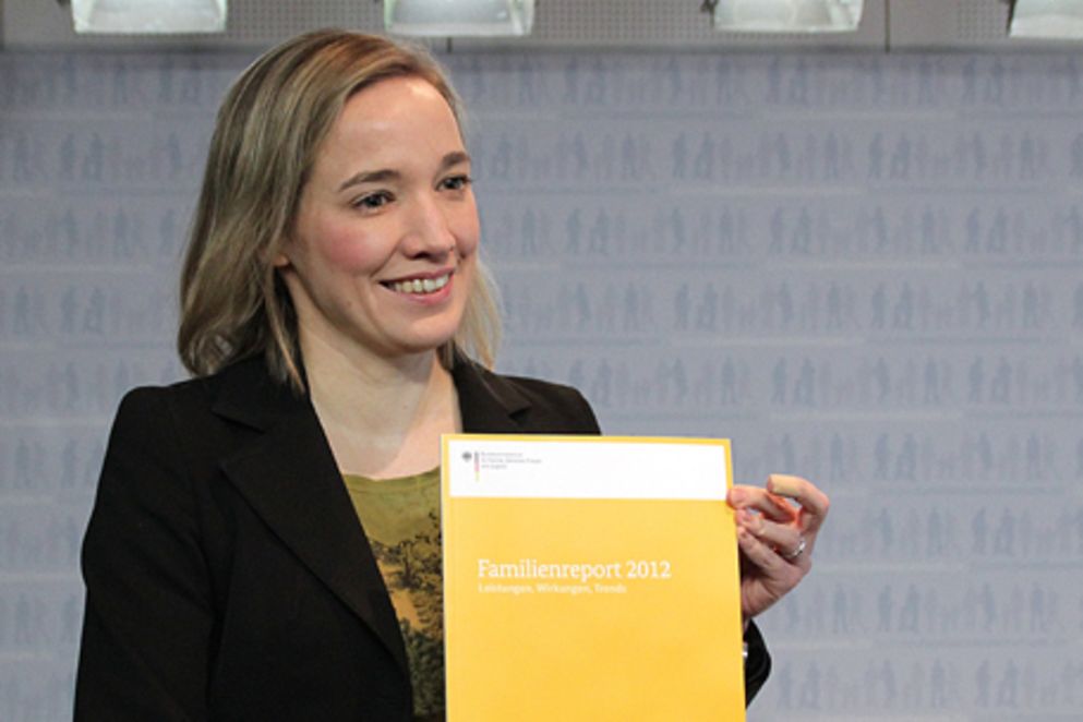 Bundesfamilienministerin Kristina Schröder mit Familienreport 2012
