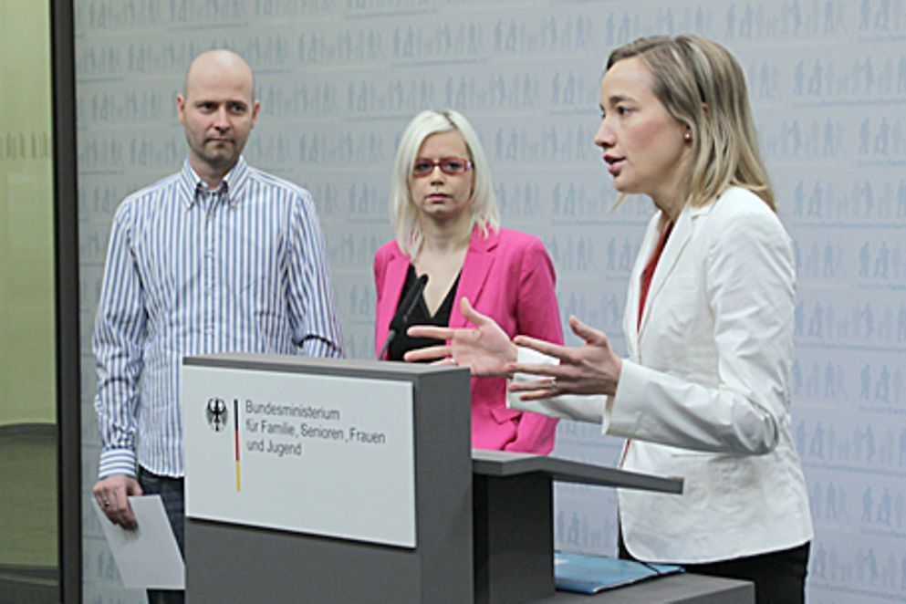 Ministerin Schröder mit den Eheleuten Martin in Berlin. Bildquelle: BMFSFJ