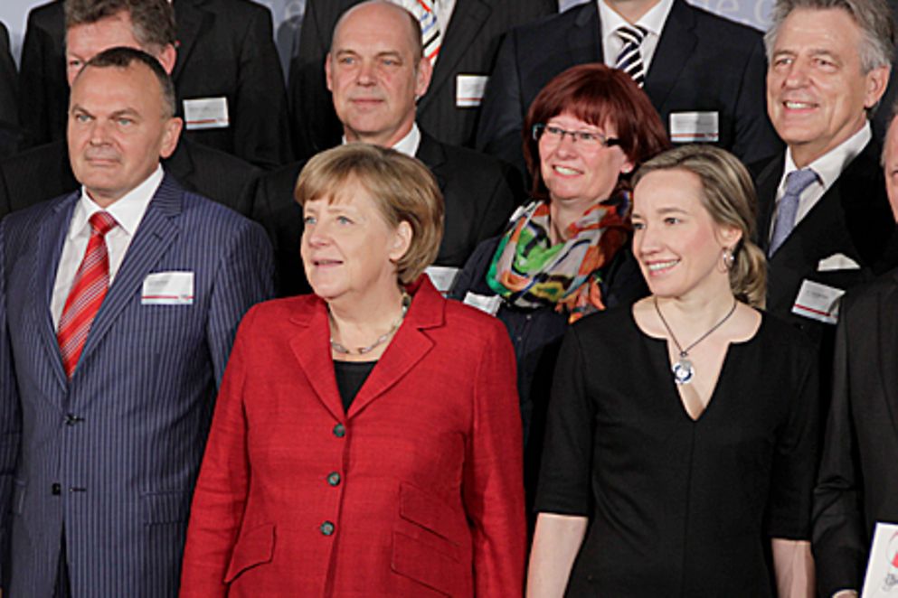 Bundeskanzlerin Angela Merkel und Bundesfamilienministerin Kristina Schröder in einem Gruppenfoto. Bildquelle: BMFSFJ