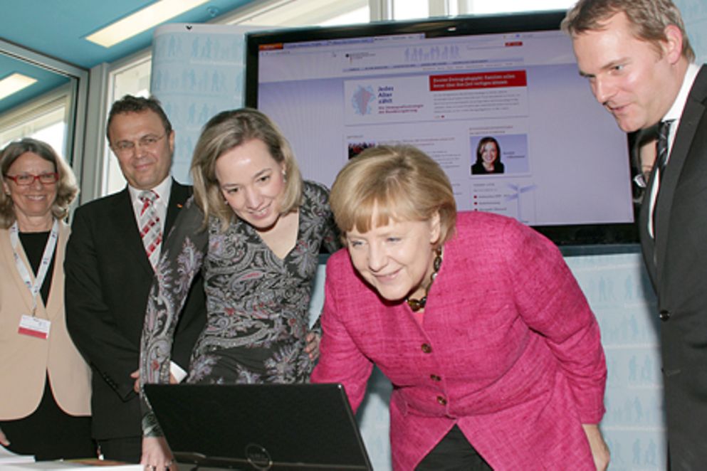 Kristina Schröder und Angela Merkel beim Freischalten von "Allianz für Menschen mit Demenz". Bildnachweis: BMFSFJ