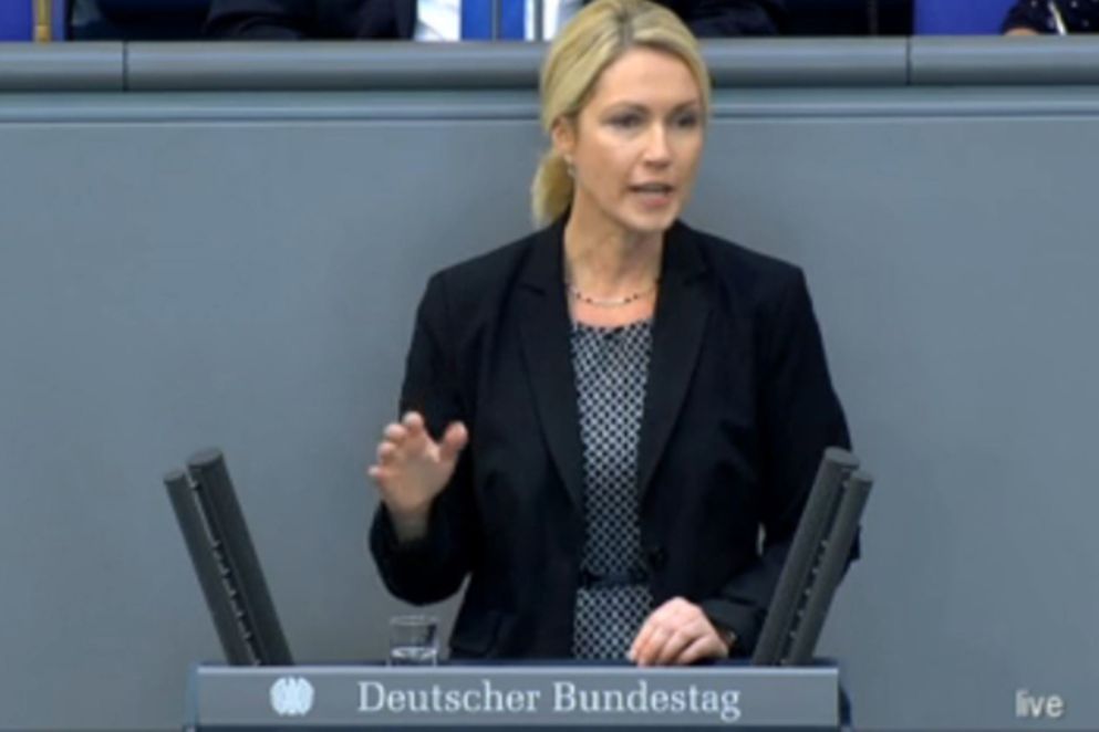 Manuela Schwesig spricht im Bundestag zu den Verbesserungen der Familienleistungen