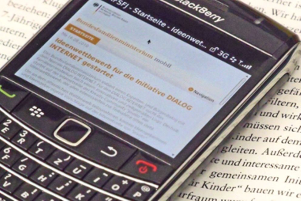Handy zeigt die mobile Version der Internetseite des Familienministeriums an. Bildquelle: BMFSFJ