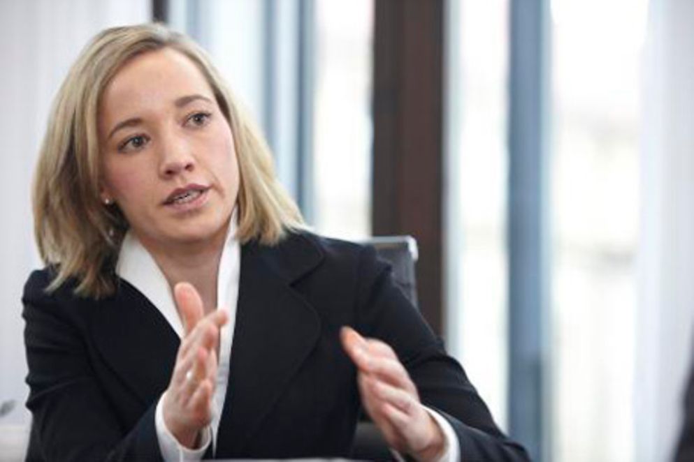 Kristina Schröder in einer Gesprächssituation in ihrem Büro. Bild: BMFSFJ/L. Chaperon