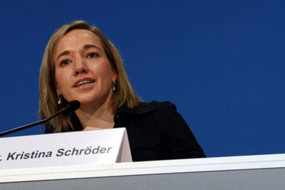 Kristina Schröder hinter einem Mikrofon