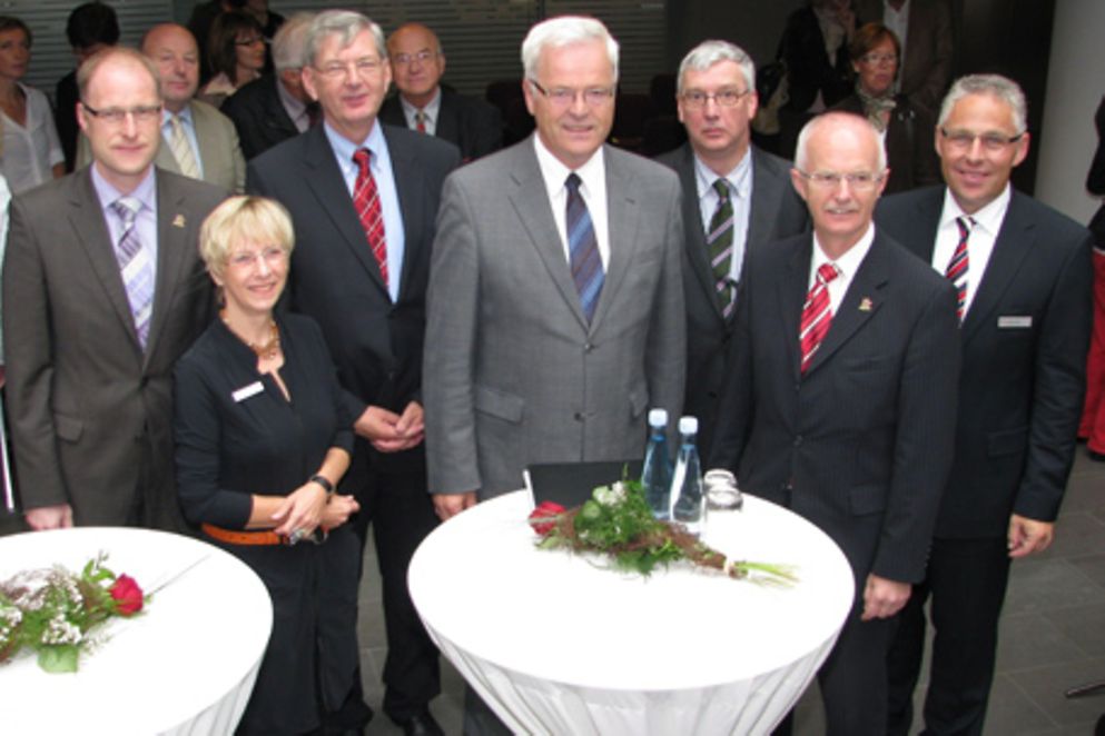 Dr. Hermann Kues in einer kleinen Gruppe während der Auftaktveranstaltung des "Bündnis für Erziehung". Bild: BMFJSF