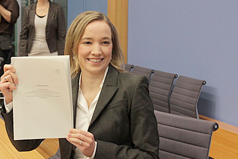 Kristina Schröder hält den Achten Familienbericht in der Hand. Bildquelle: BMFSFJ