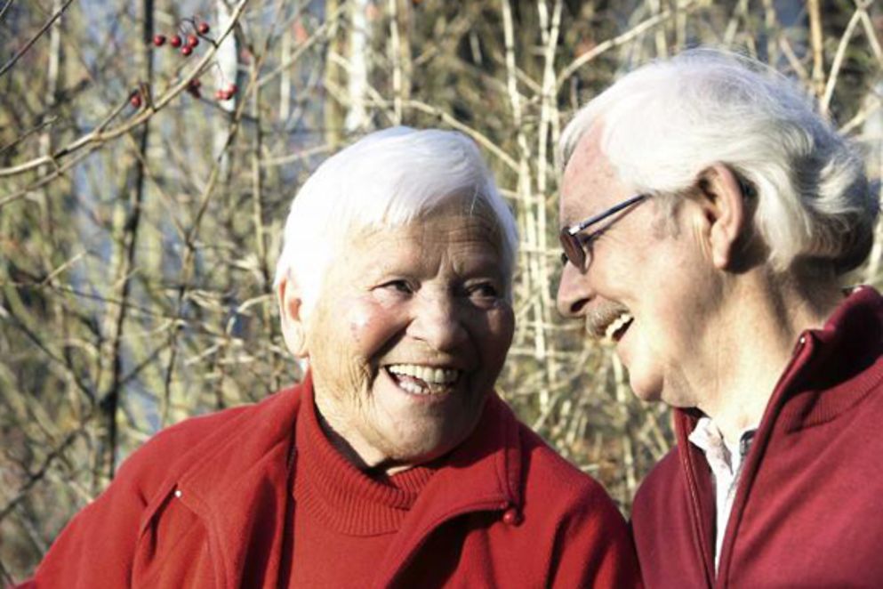 Zwei lachende Senioren an einem Herbsttag. Bild: BMFSFJ