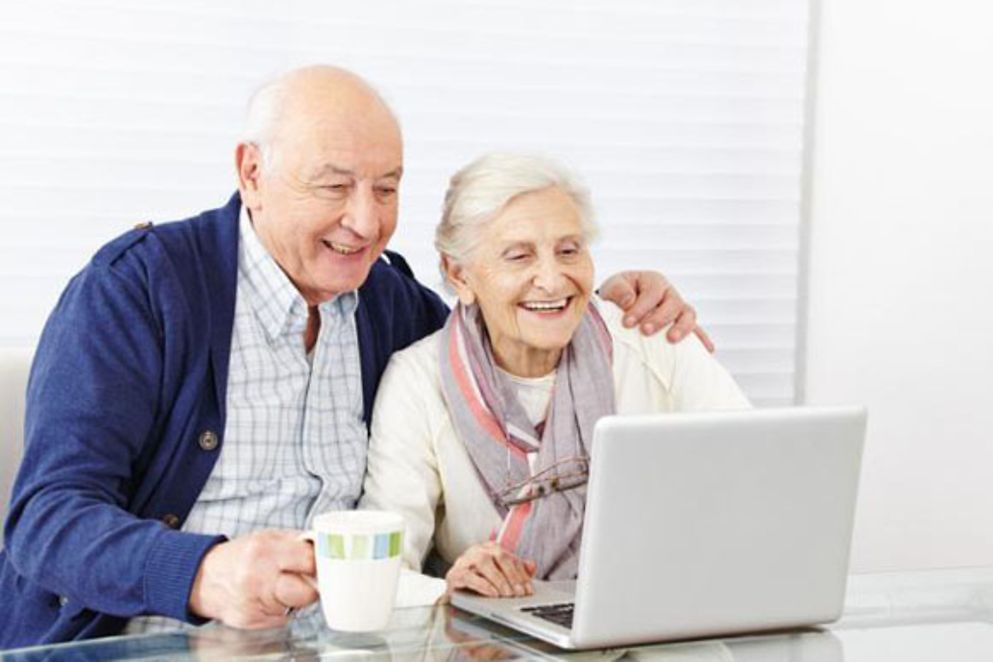 Zwei Senioren vor einem Computer