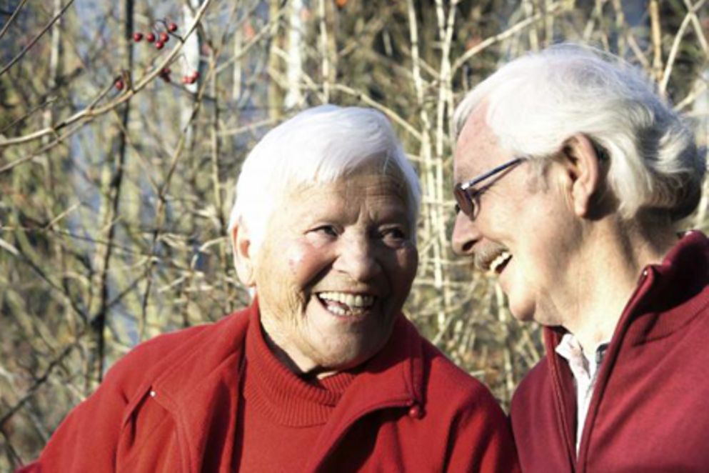 Eine ältere Frau und ein älterer Mann lachen gemeinsam. Bildnachweis: Gertrud Teufel