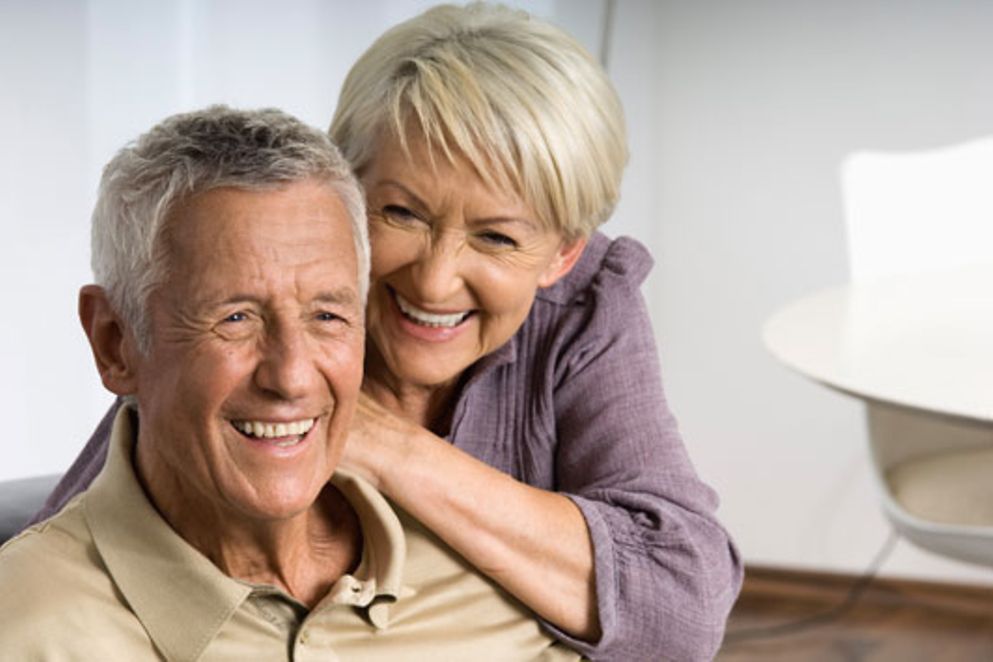 Ein älterer Mann und eine Frau lachen in die Kamera. Bildquelle: BMFSFJ