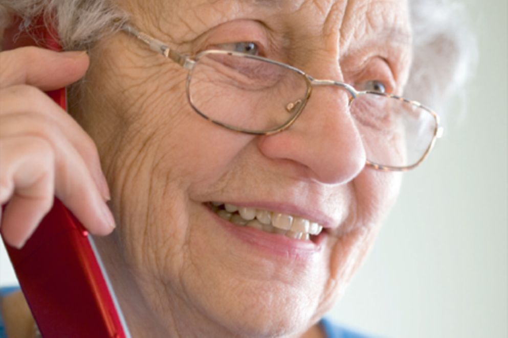 Eine ältere Frau mit einem Lächeln auf dem Gesicht telefoniert. Bildquelle: BMFSFJ
