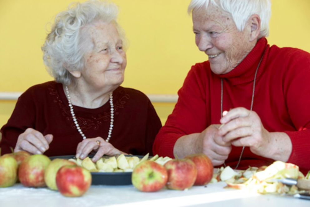 Ein älteres Ehepaar essen gemeinsam Äpfel. Bildquelle: BMFSFJ
