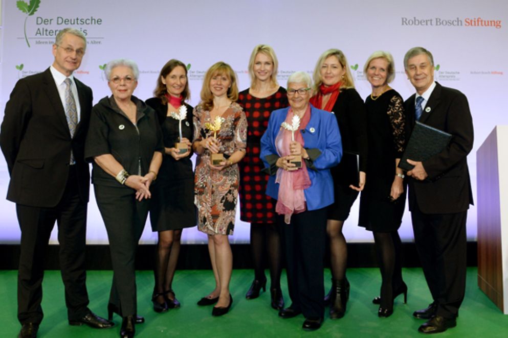 Manuela Schwesig mit den Preisträgerinnen und Preisträgern