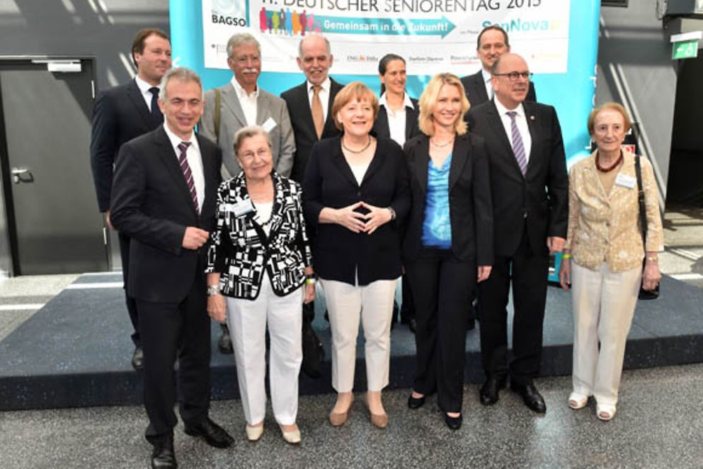 Gruppenbild mit Manuela Schwesig, Angela Merkel und weiteren Personen