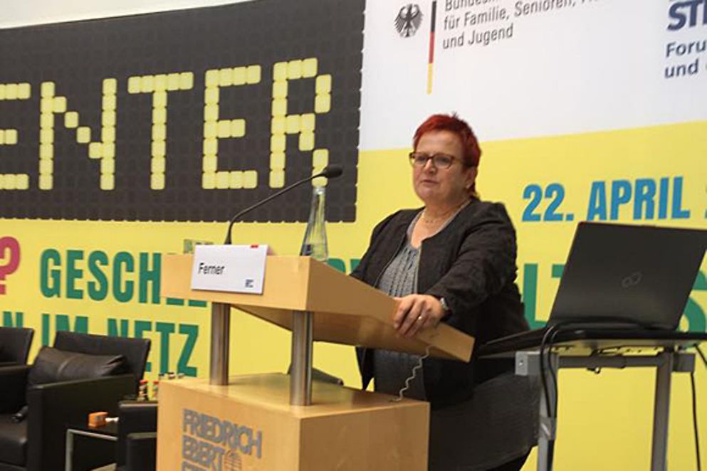 Elke Ferner spricht auf dem Podium Thema Cybergewalt, Bildnachweis: BMFSFJ