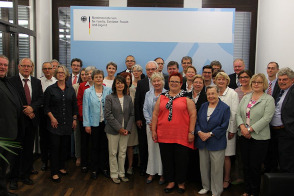 Elke Ferner und Prof. Dr. Ursula Lehr mit Fachleuten für den Runden Tisch "Aktives Altern"